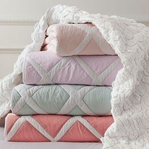 Serena and Lily Mint Quilt, Twin